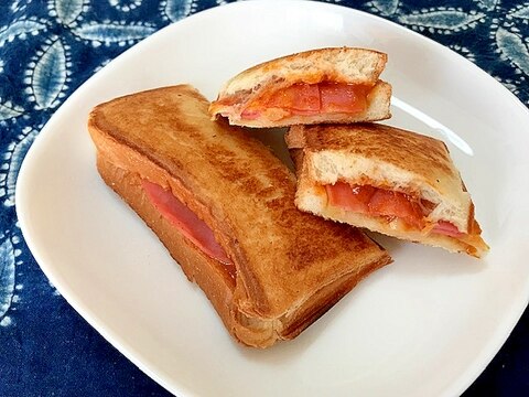 ミートソースとハムとチーズのホットサンド